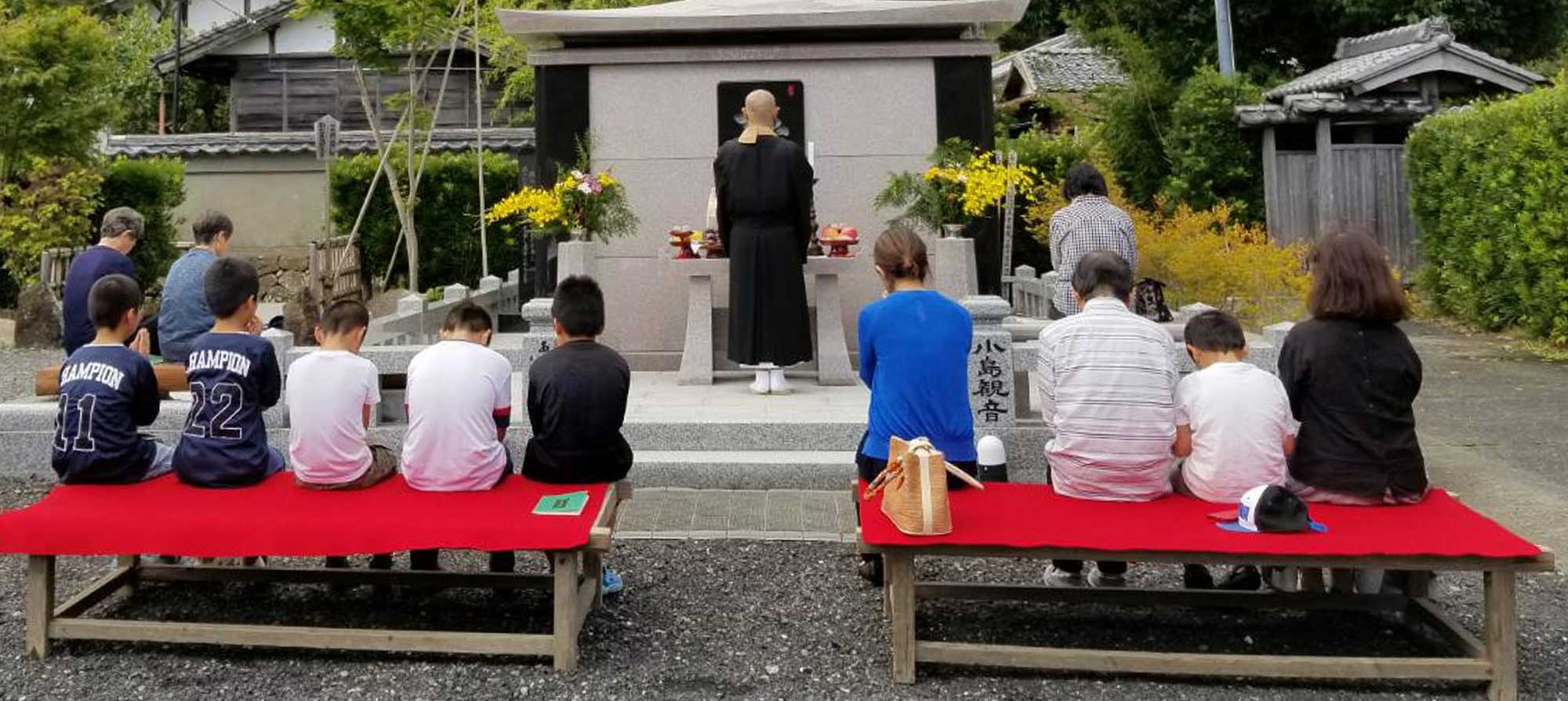 写真：小島観音永大供養塔と人々